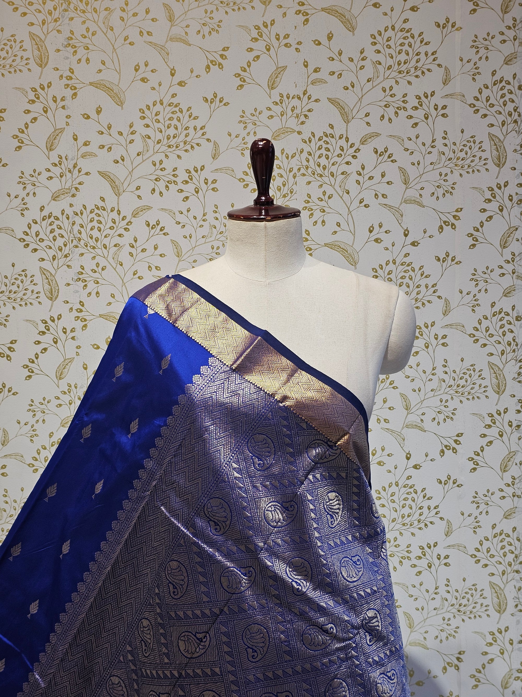 Silk Kanjivaram Saree  Light Gold Jari Butti Pattern with Karvati Border & Brocade Pallu