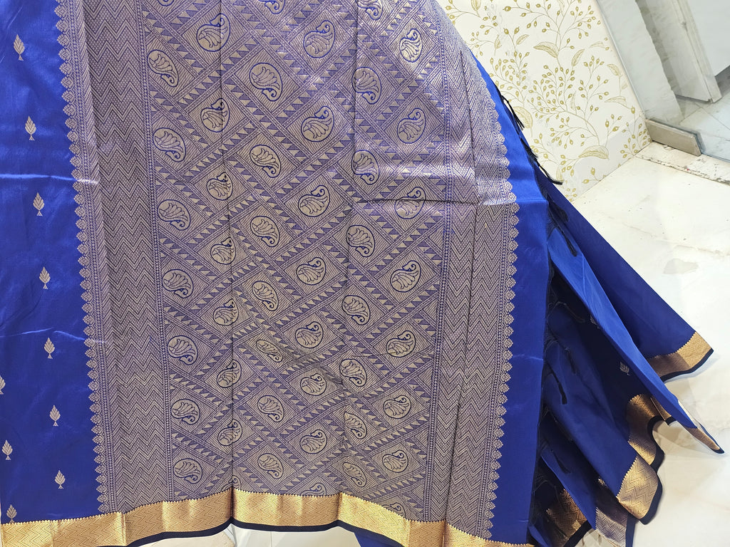Silk Kanjivaram Saree  Light Gold Jari Butti Pattern with Karvati Border & Brocade Pallu