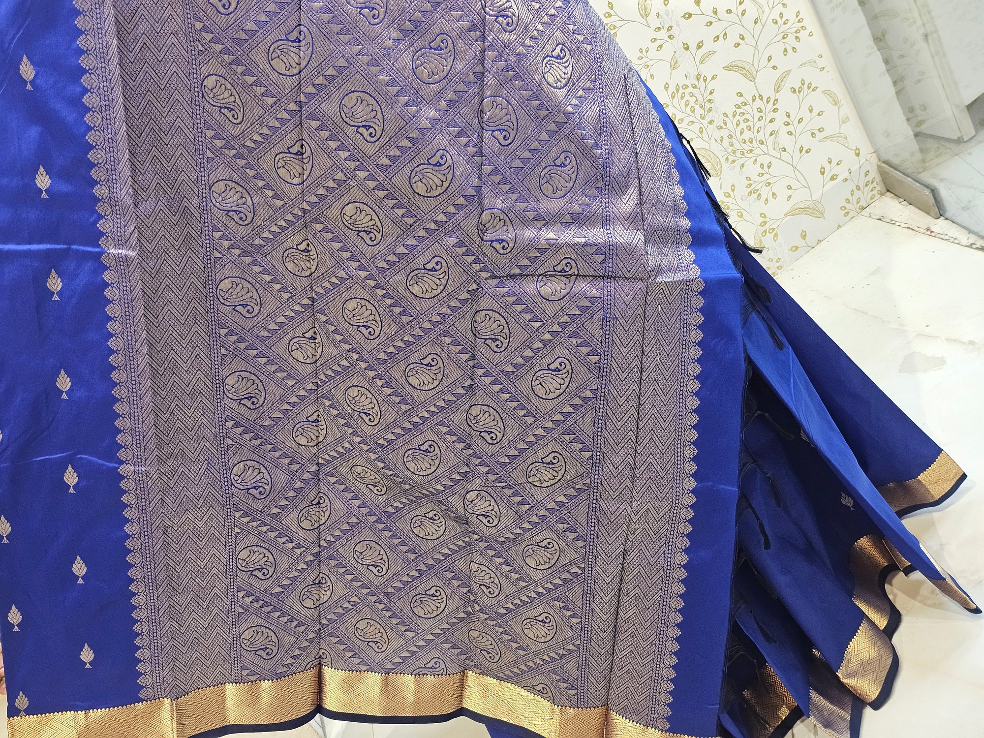 Silk Kanjivaram Saree  Light Gold Jari Butti Pattern with Karvati Border & Brocade Pallu