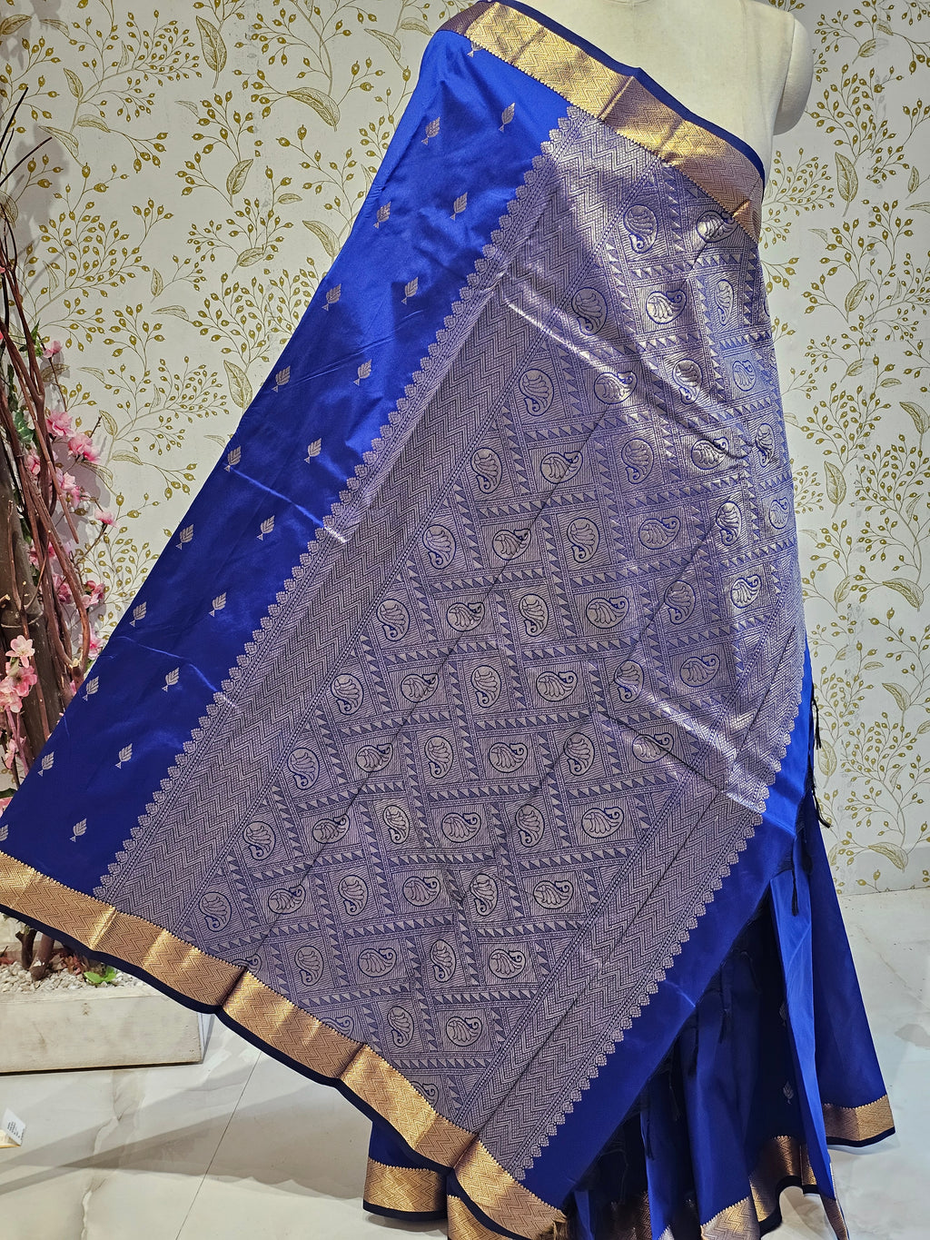 Silk Kanjivaram Saree  Light Gold Jari Butti Pattern with Karvati Border & Brocade Pallu
