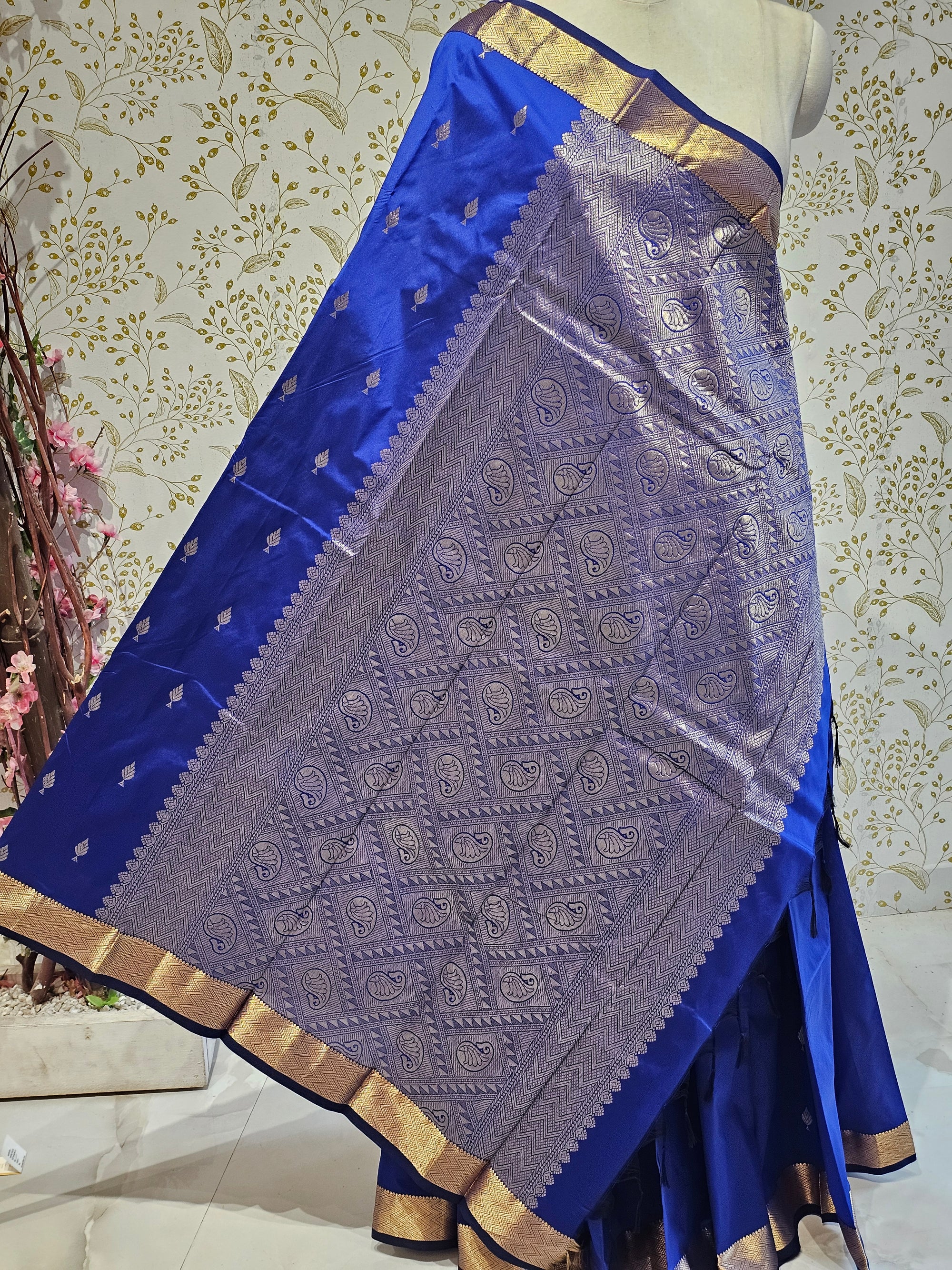 Silk Kanjivaram Saree  Light Gold Jari Butti Pattern with Karvati Border & Brocade Pallu