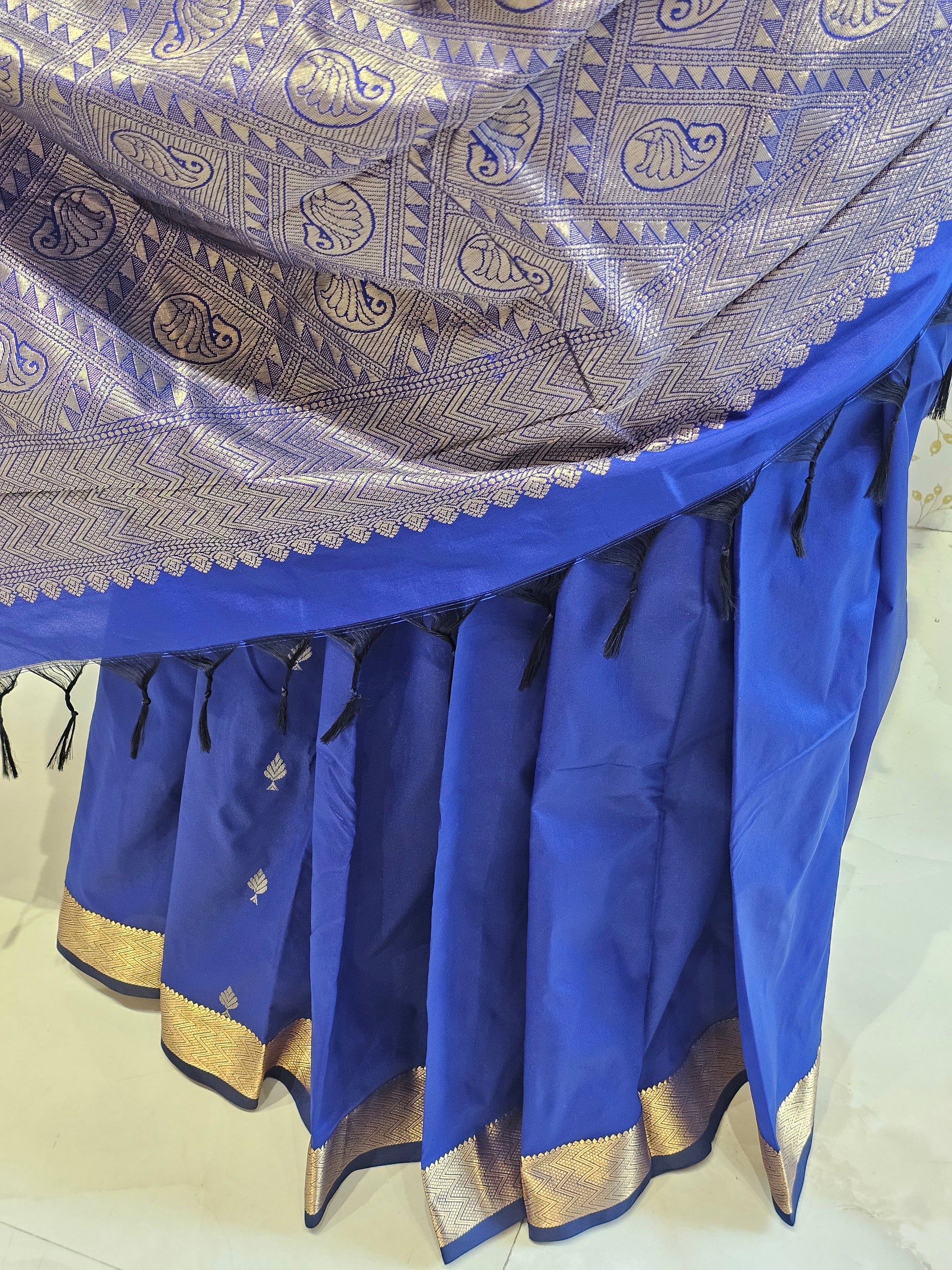 Silk Kanjivaram Saree  Light Gold Jari Butti Pattern with Karvati Border & Brocade Pallu