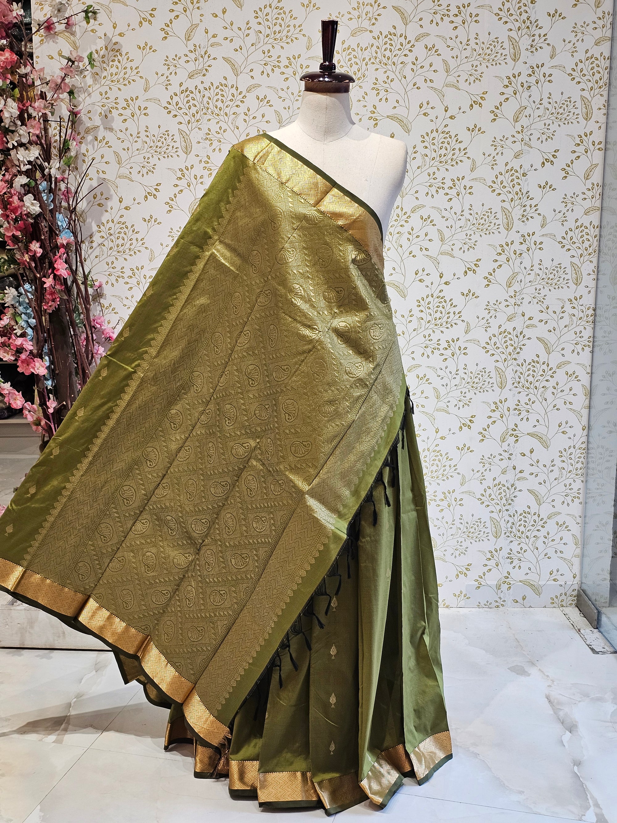 Silk Kanjivaram Saree  Light Gold Jari Butti Pattern with Karvati Border & Brocade Pallu
