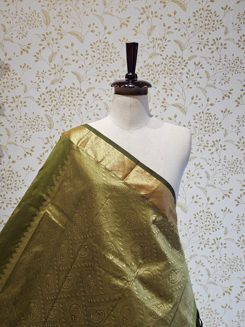 Silk Kanjivaram Saree  Light Gold Jari Butti Pattern with Karvati Border & Brocade Pallu