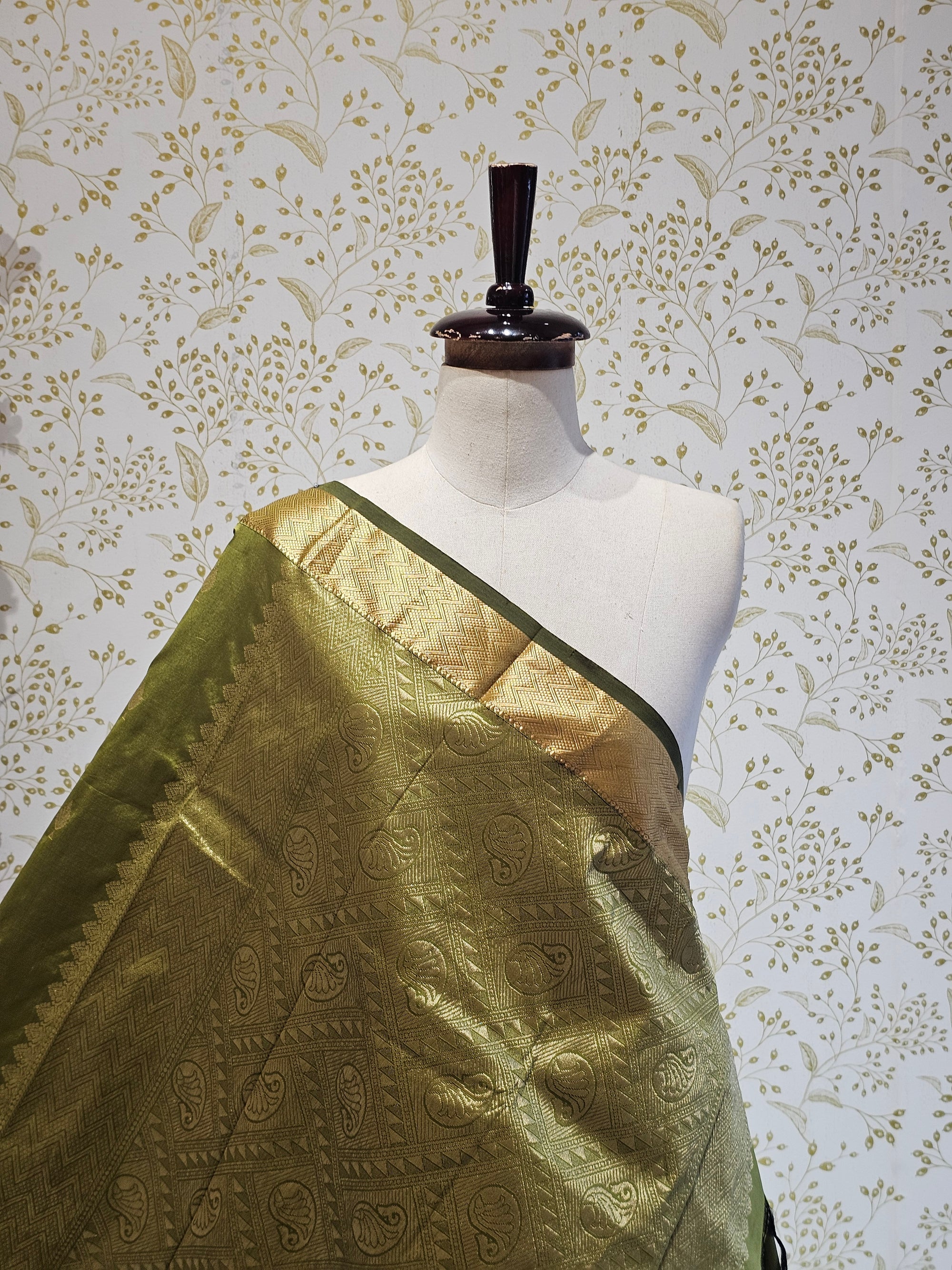 Silk Kanjivaram Saree  Light Gold Jari Butti Pattern with Karvati Border & Brocade Pallu