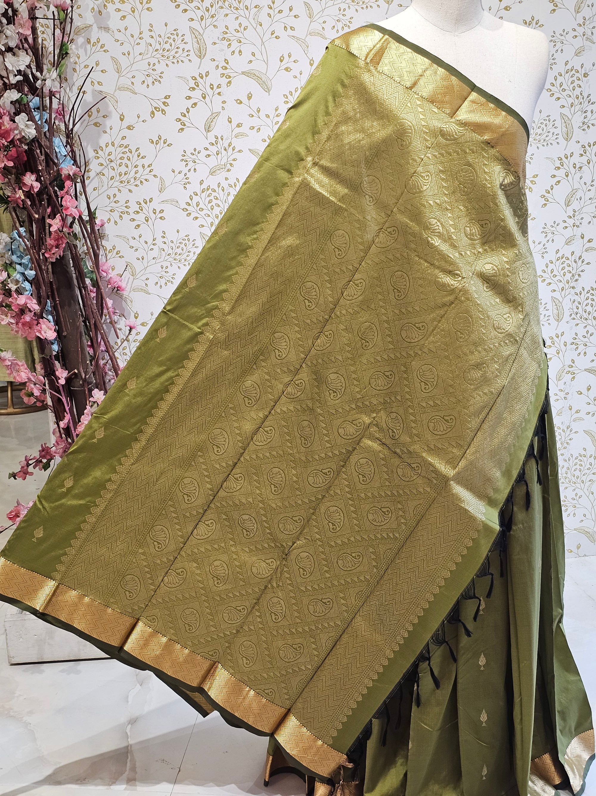 Silk Kanjivaram Saree  Light Gold Jari Butti Pattern with Karvati Border & Brocade Pallu