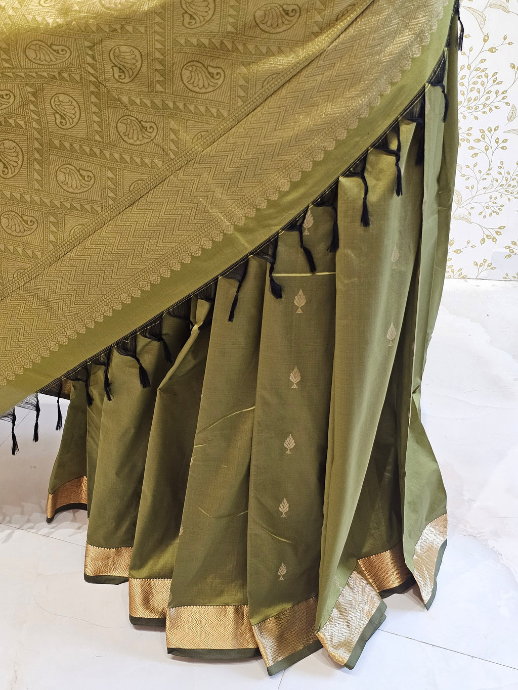 Silk Kanjivaram Saree  Light Gold Jari Butti Pattern with Karvati Border & Brocade Pallu