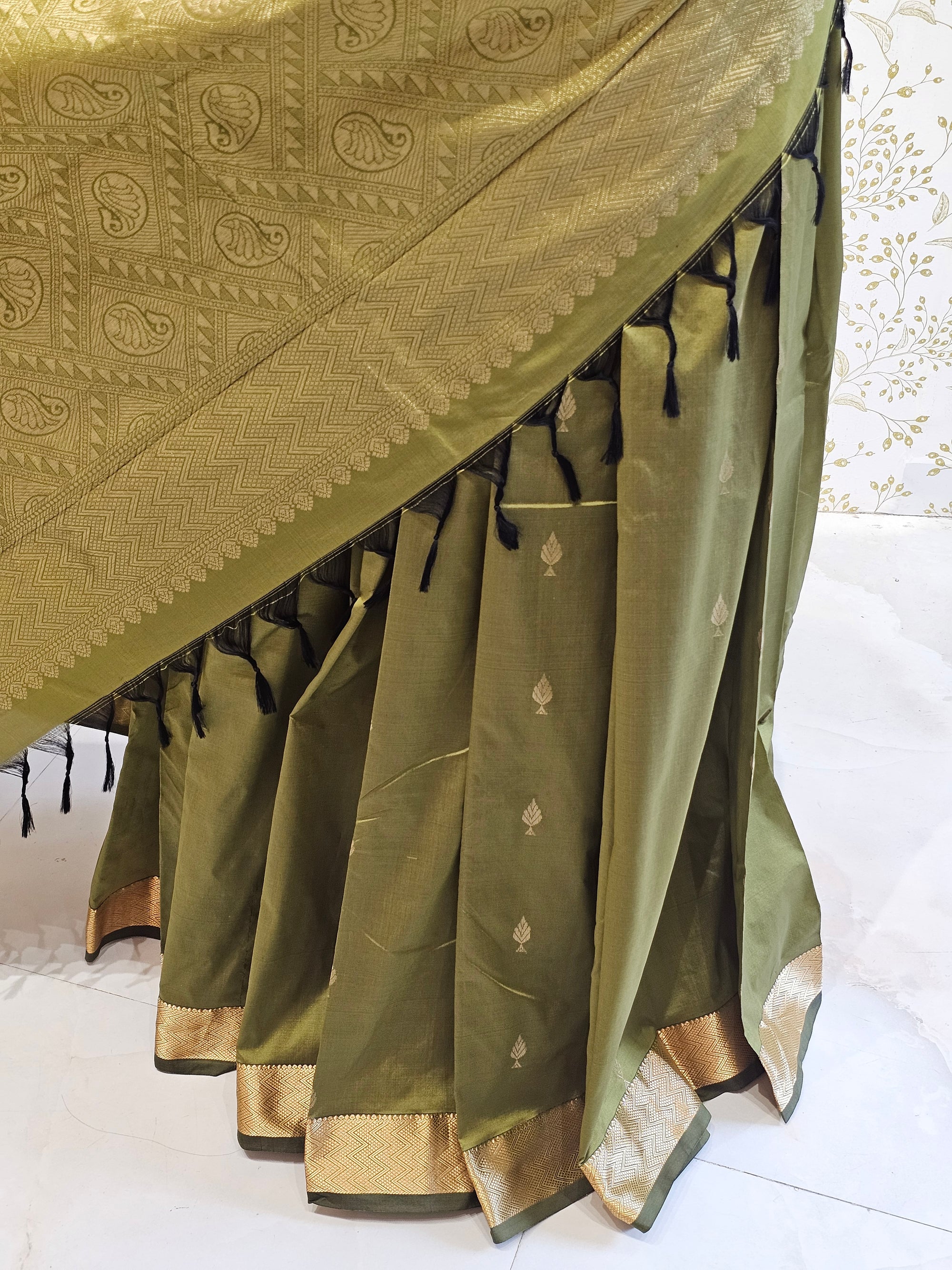 Silk Kanjivaram Saree  Light Gold Jari Butti Pattern with Karvati Border & Brocade Pallu