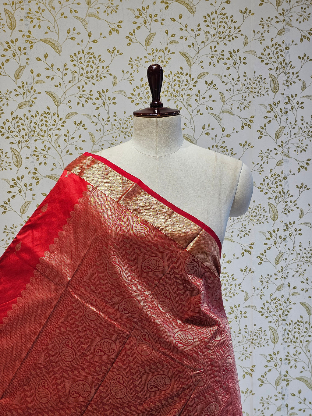 Silk Kanjivaram Saree  Light Gold Jari Butti Pattern with Karvati Border & Brocade Pallu