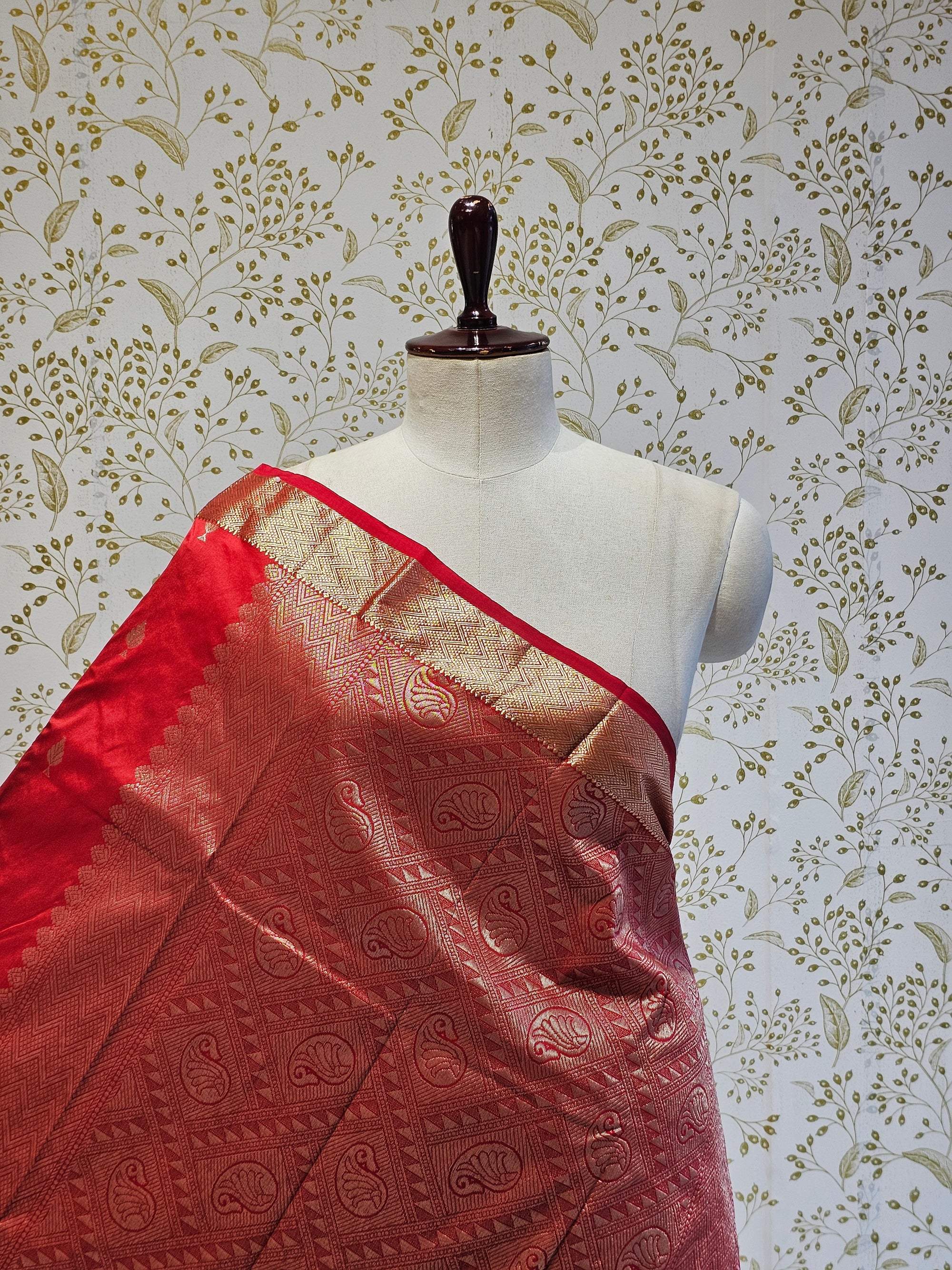 Silk Kanjivaram Saree  Light Gold Jari Butti Pattern with Karvati Border & Brocade Pallu