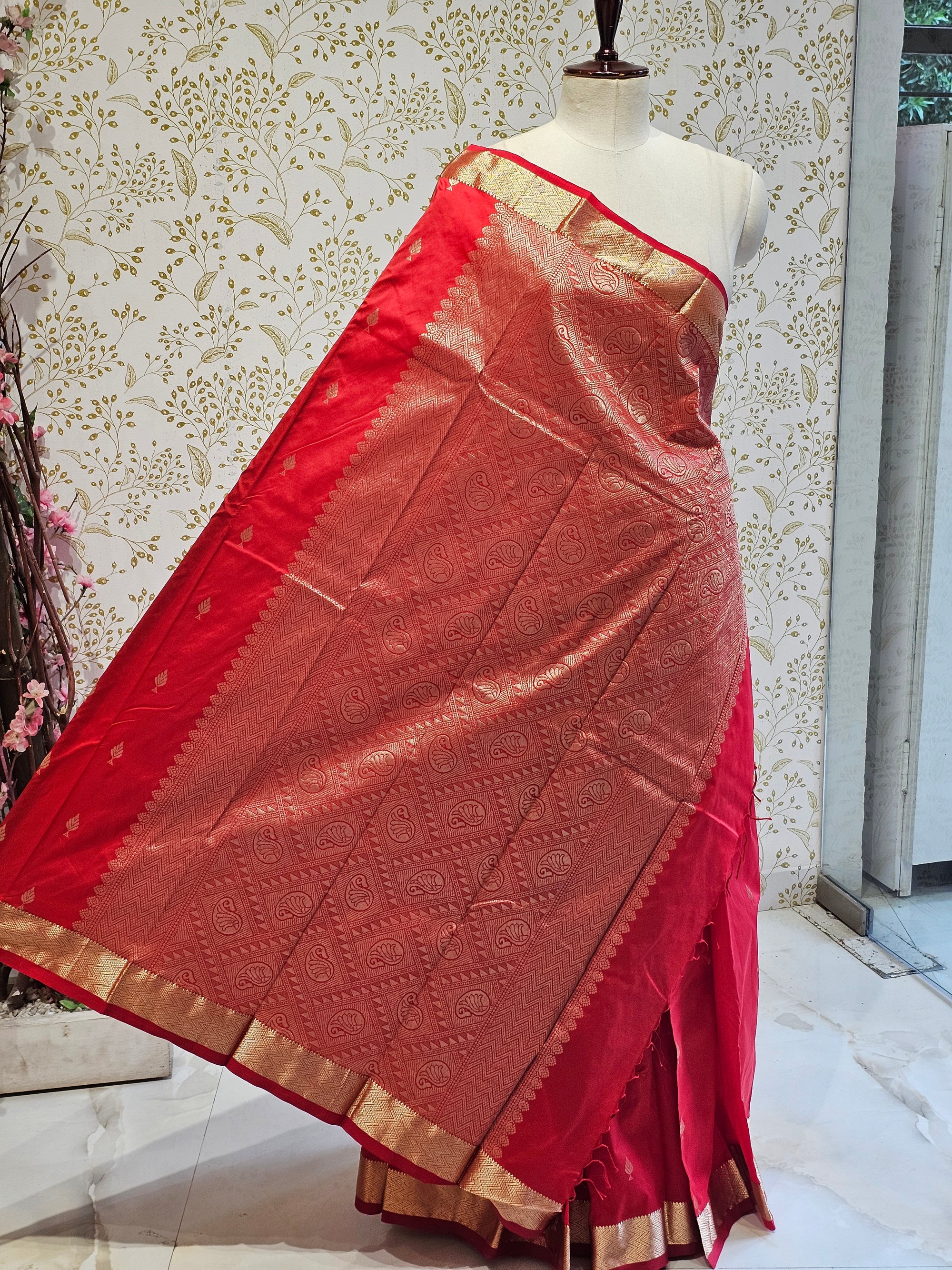 Silk Kanjivaram Saree  Light Gold Jari Butti Pattern with Karvati Border & Brocade Pallu