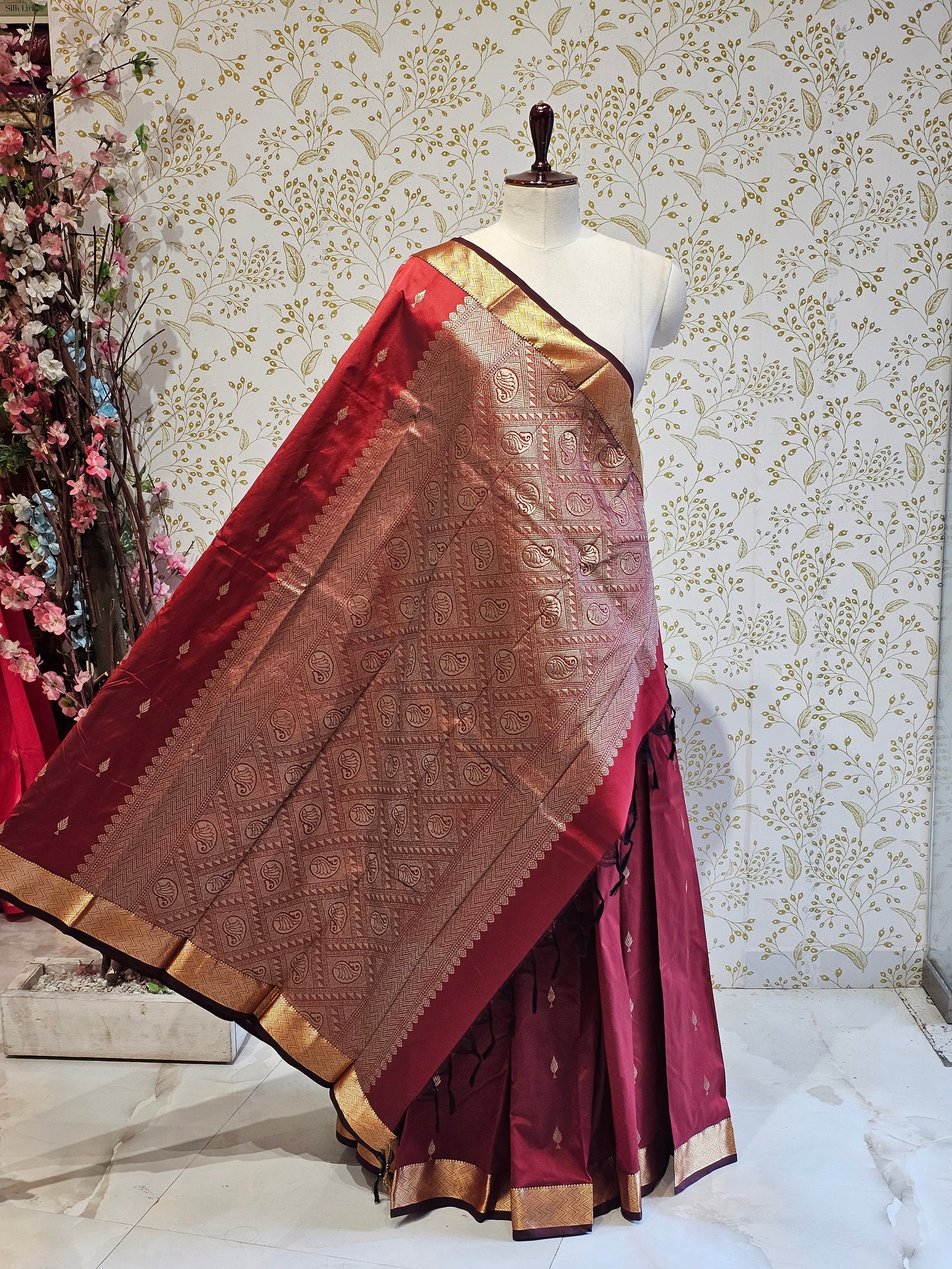 Silk Kanjivaram Saree  Light Gold Jari Butti Pattern with Karvati Border & Brocade Pallu