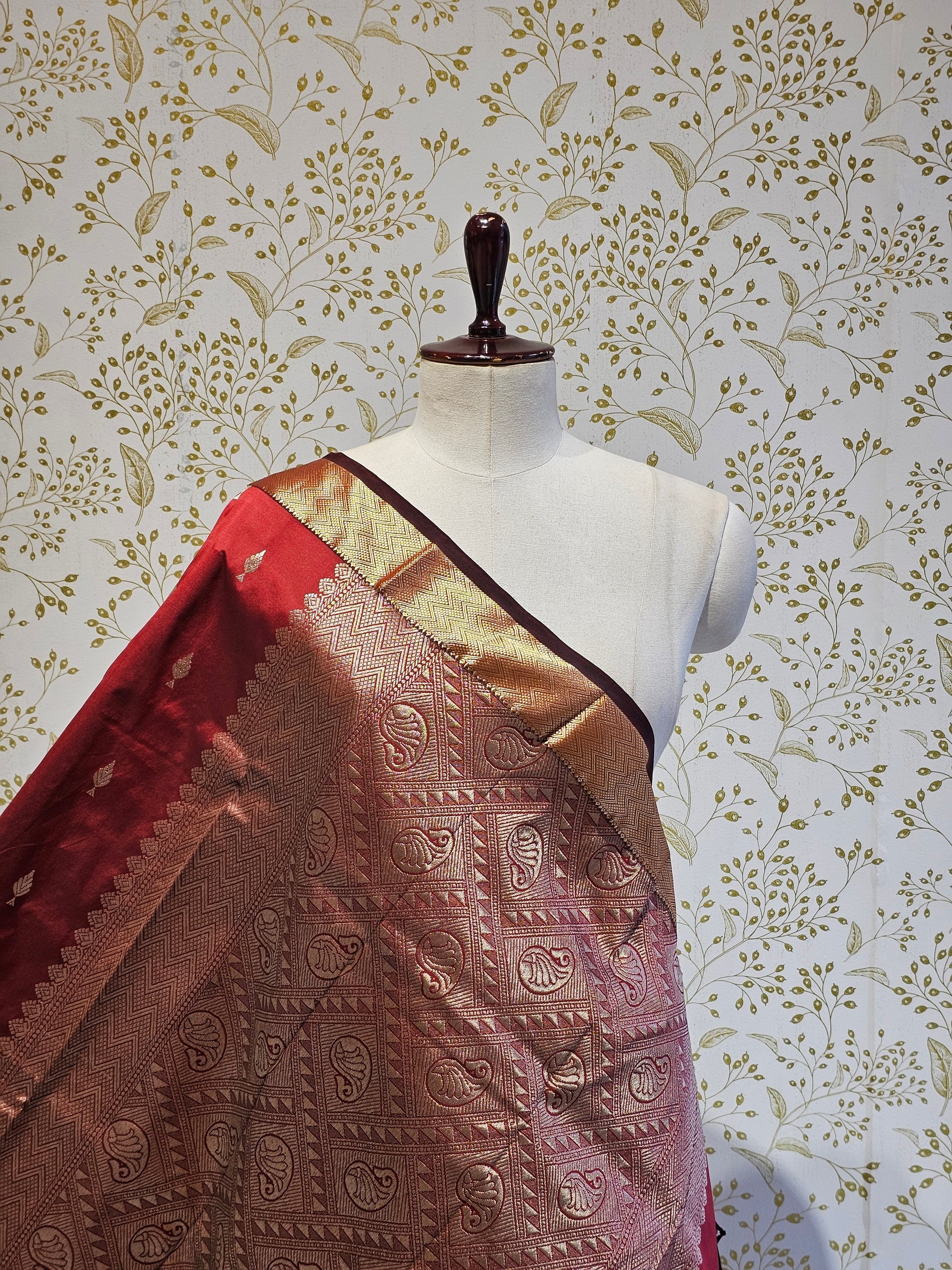 Silk Kanjivaram Saree  Light Gold Jari Butti Pattern with Karvati Border & Brocade Pallu