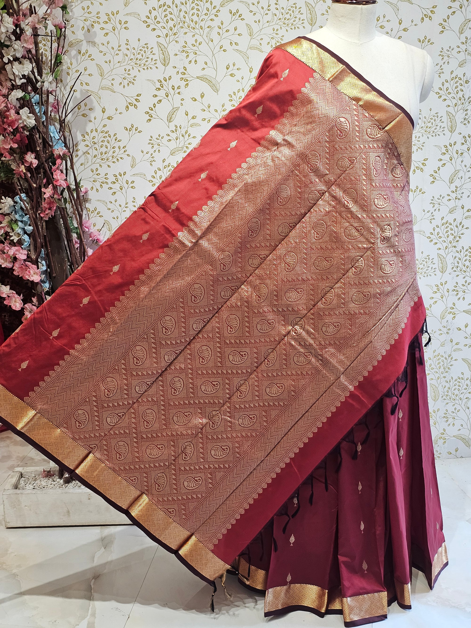 Silk Kanjivaram Saree  Light Gold Jari Butti Pattern with Karvati Border & Brocade Pallu