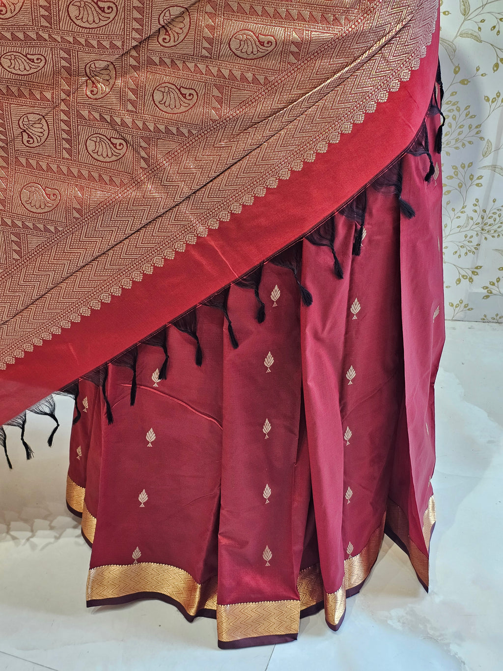 Silk Kanjivaram Saree  Light Gold Jari Butti Pattern with Karvati Border & Brocade Pallu