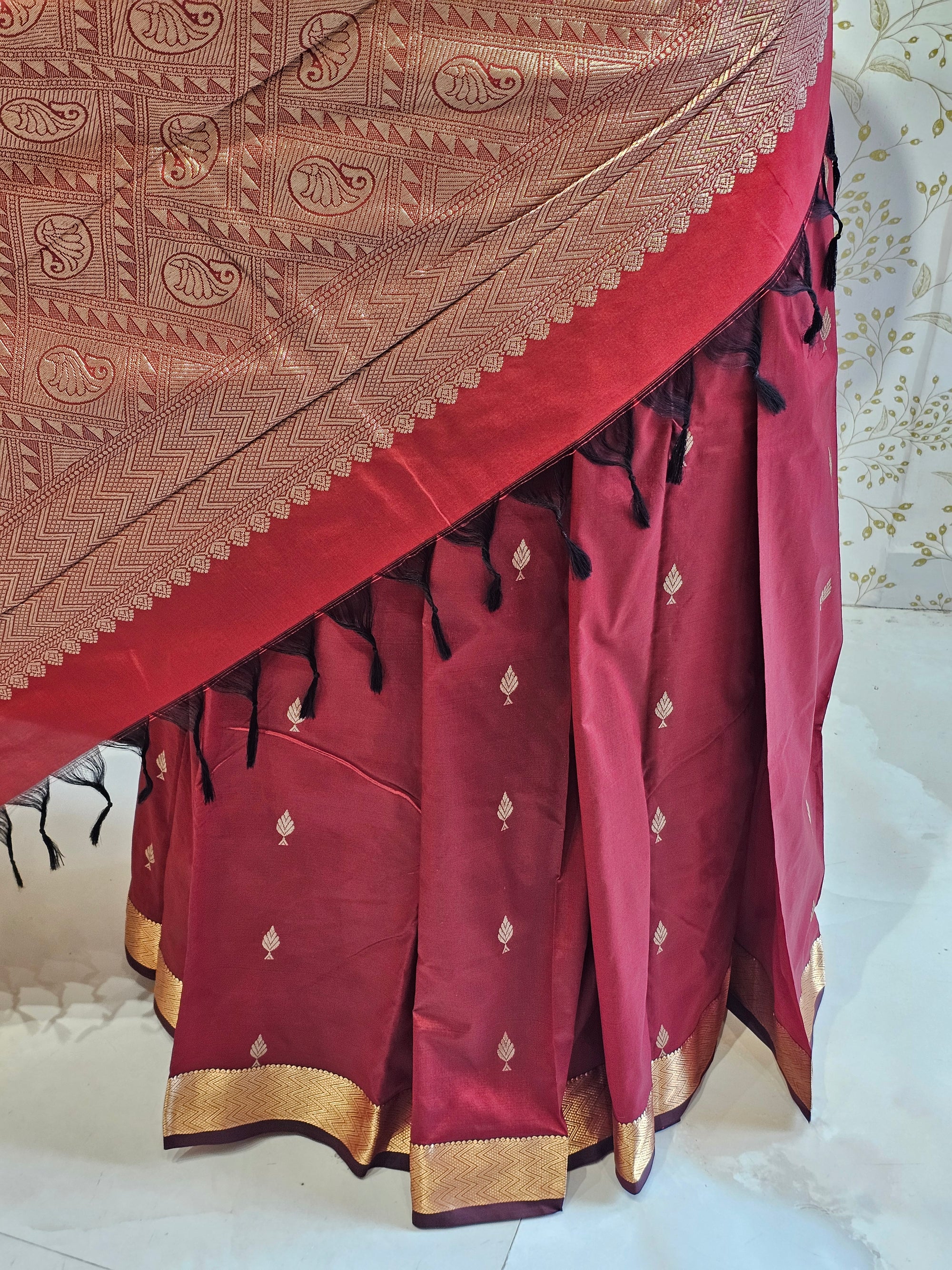 Silk Kanjivaram Saree  Light Gold Jari Butti Pattern with Karvati Border & Brocade Pallu
