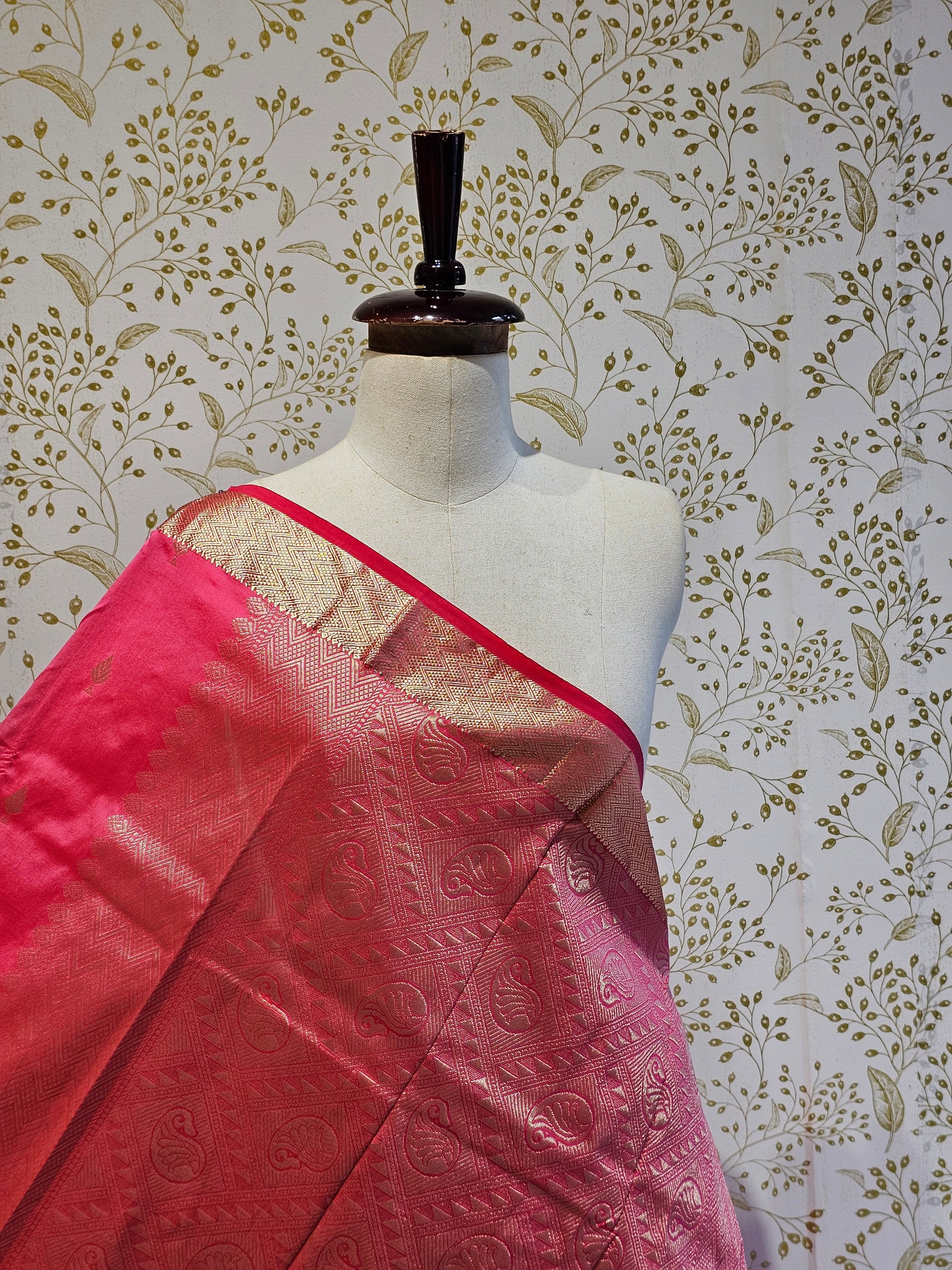 Silk Kanjivaram Saree  Light Gold Jari Butti Pattern with Karvati Border & Brocade Pallu