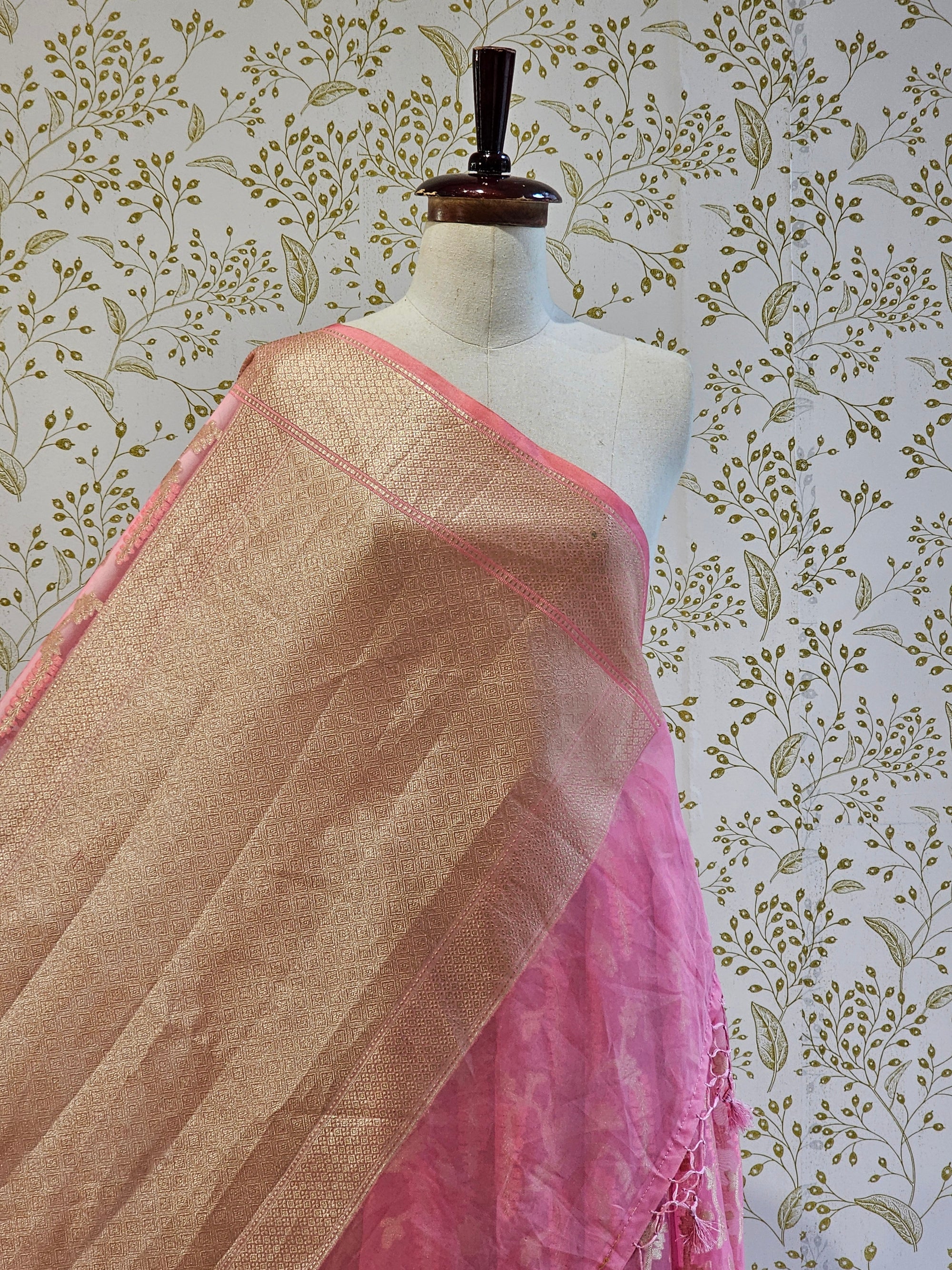 Banarasi Tissue Organza Saree  Minimalistic Floral Motifs & Soft Gold Zari Border
