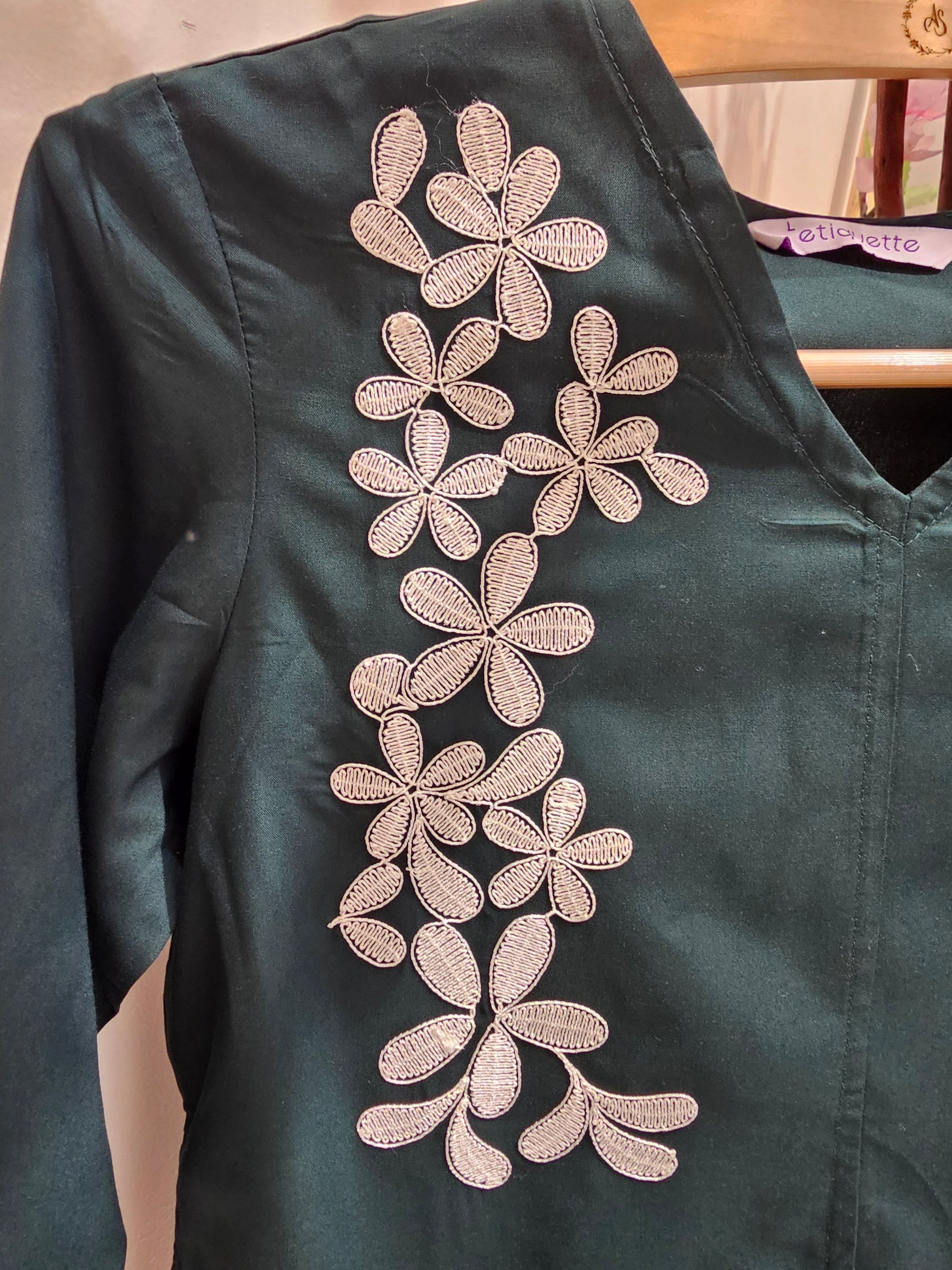 Bottle Green Cotton Blend Kurta with White Floral Embroidery for Women