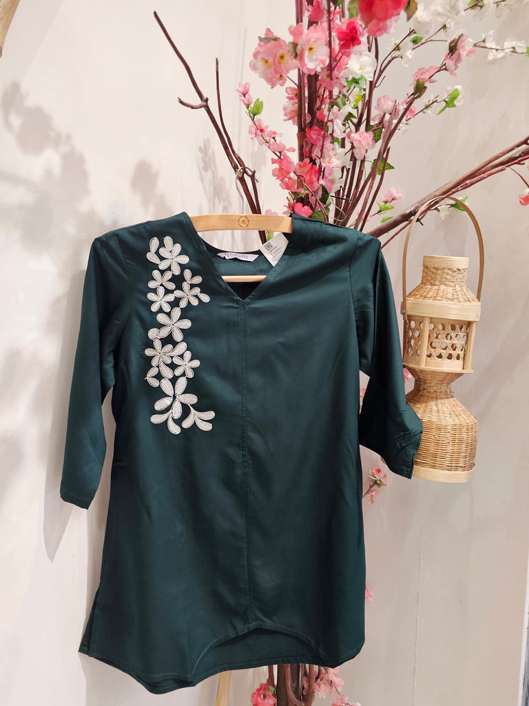 Bottle Green Cotton Blend Kurta with White Floral Embroidery for Women