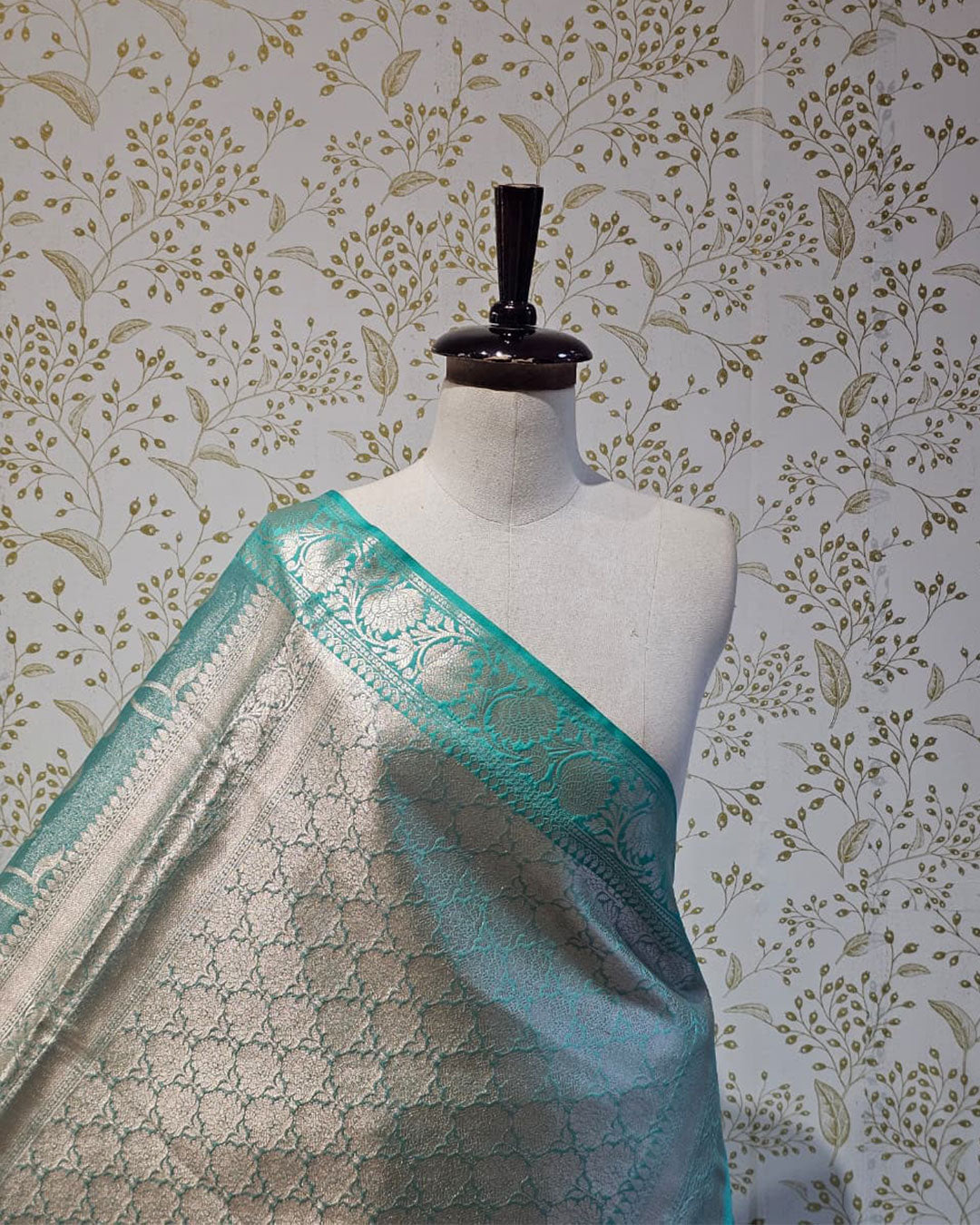 Banarasi Tissue Saree  Light Gold Designer Border with Floral Weave & Brocade Pallu