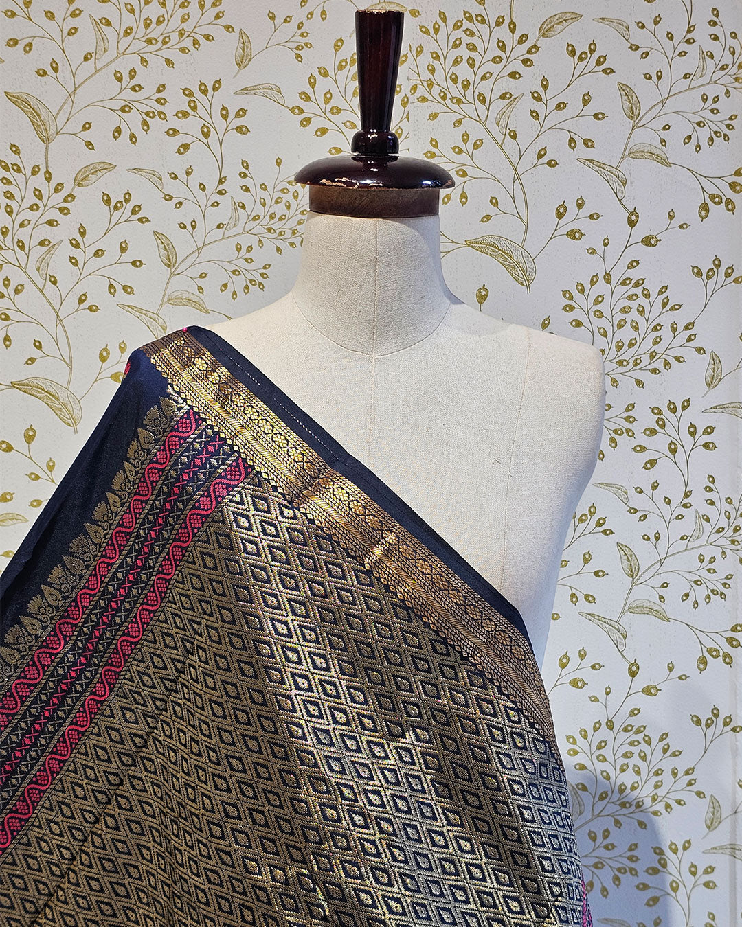 Kanjivaram Silk Saree  Light Gold Jari Meena Butti with Small Border & Brocade Pallu