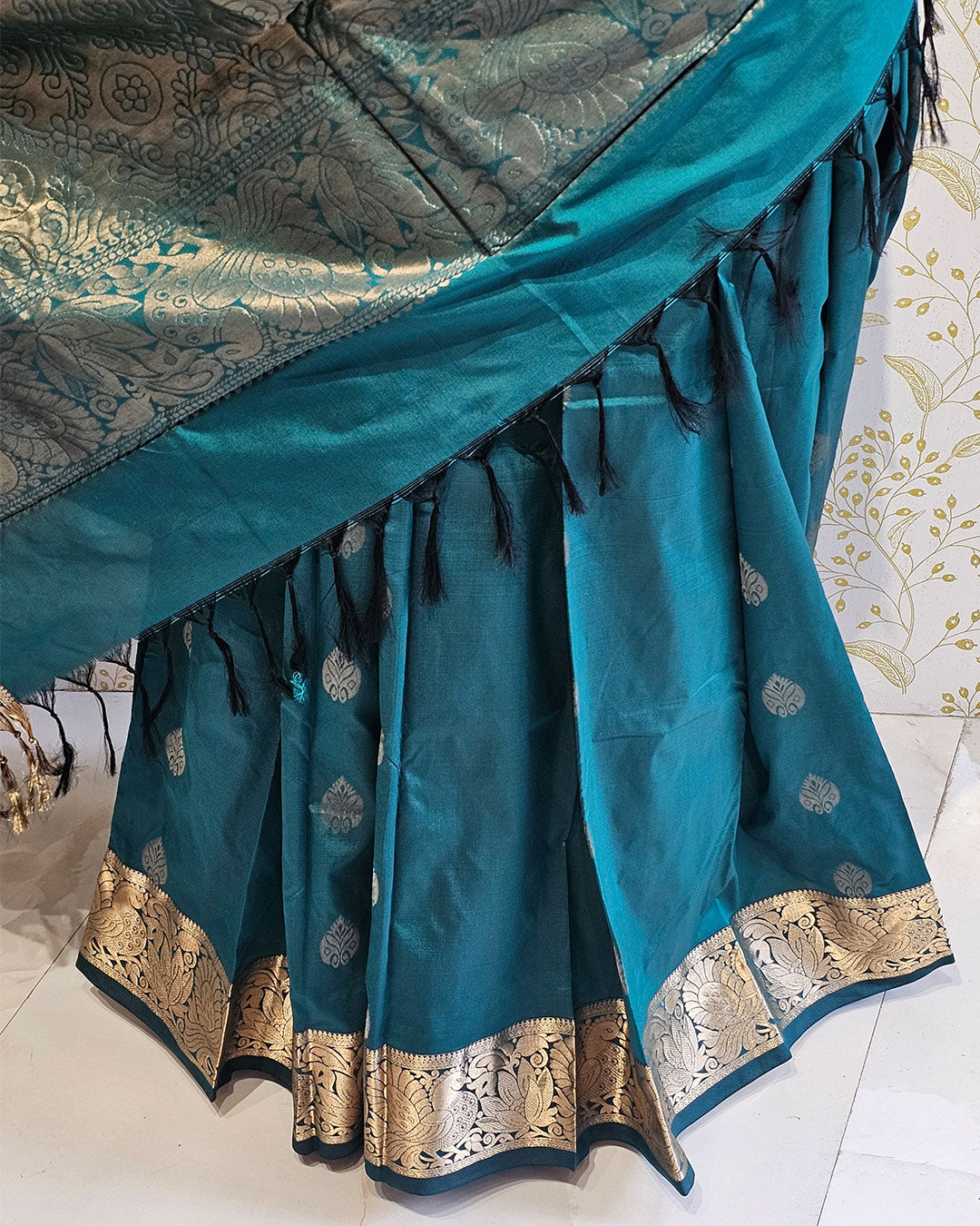 Kanjivaram Silk Saree  Light Gold Jari Butti with 4-Inch Border & Brocade Pallu
