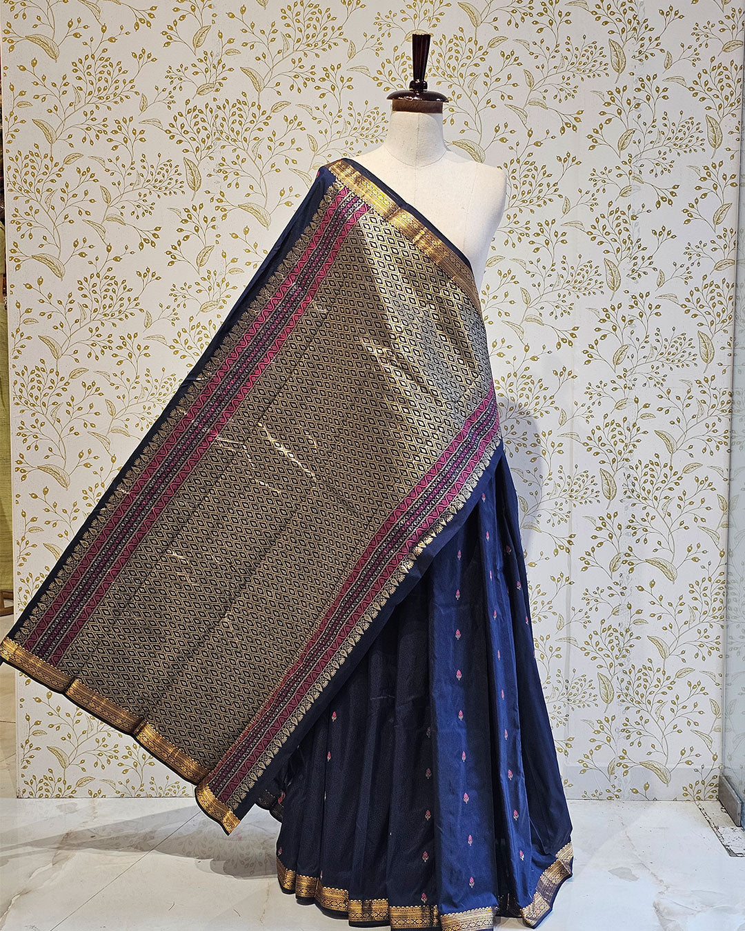 Kanjivaram Silk Saree  Light Gold Jari Meena Butti with Small Border & Brocade Pallu