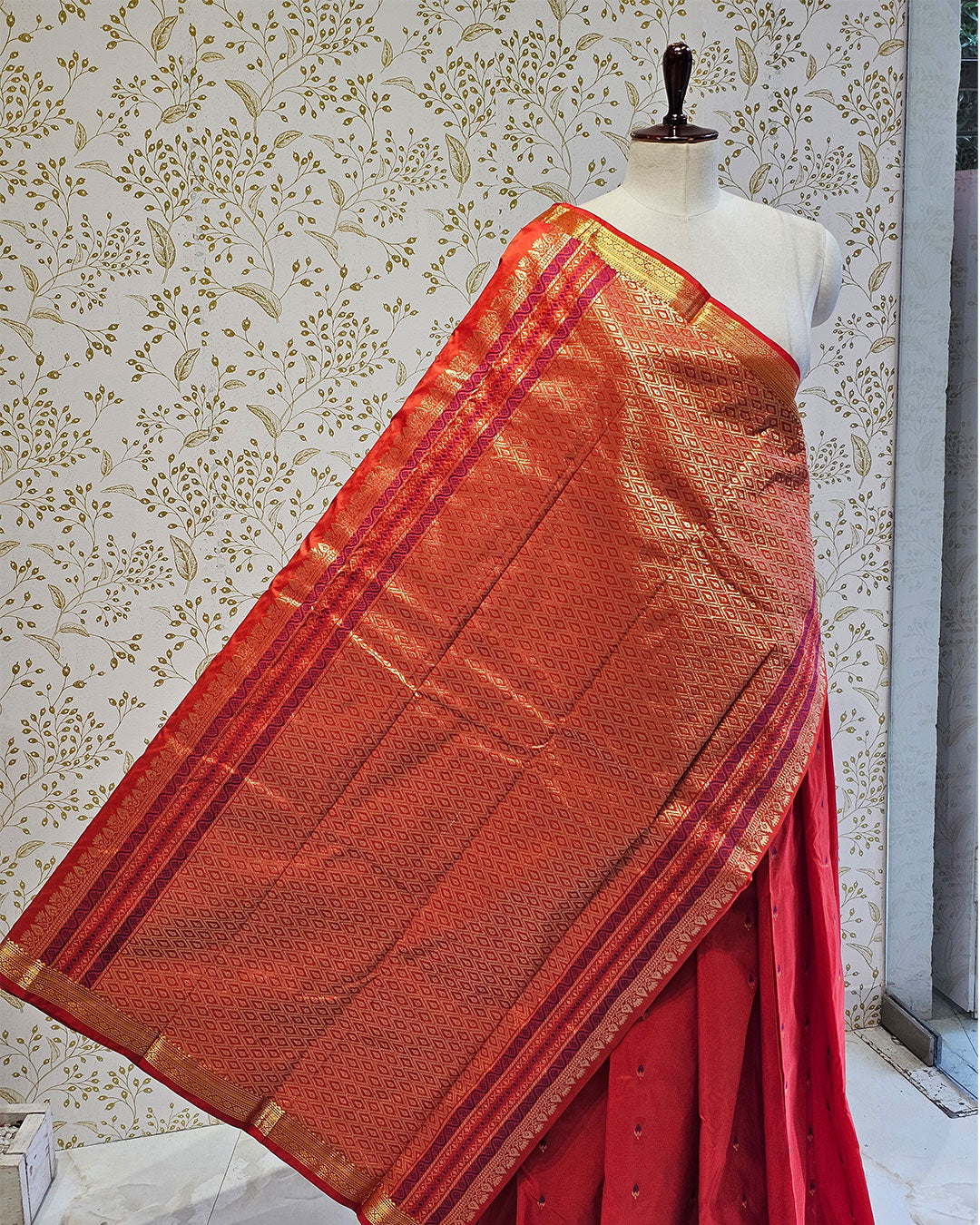 Kanjivaram Silk Saree  Light Gold Jari Meena Butti with Small Border & Brocade Pallu