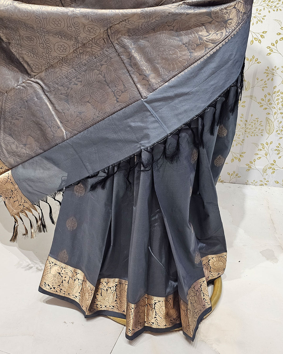 Kanjivaram Silk Saree  Light Gold Jari Butti with 4-Inch Border & Brocade Pallu