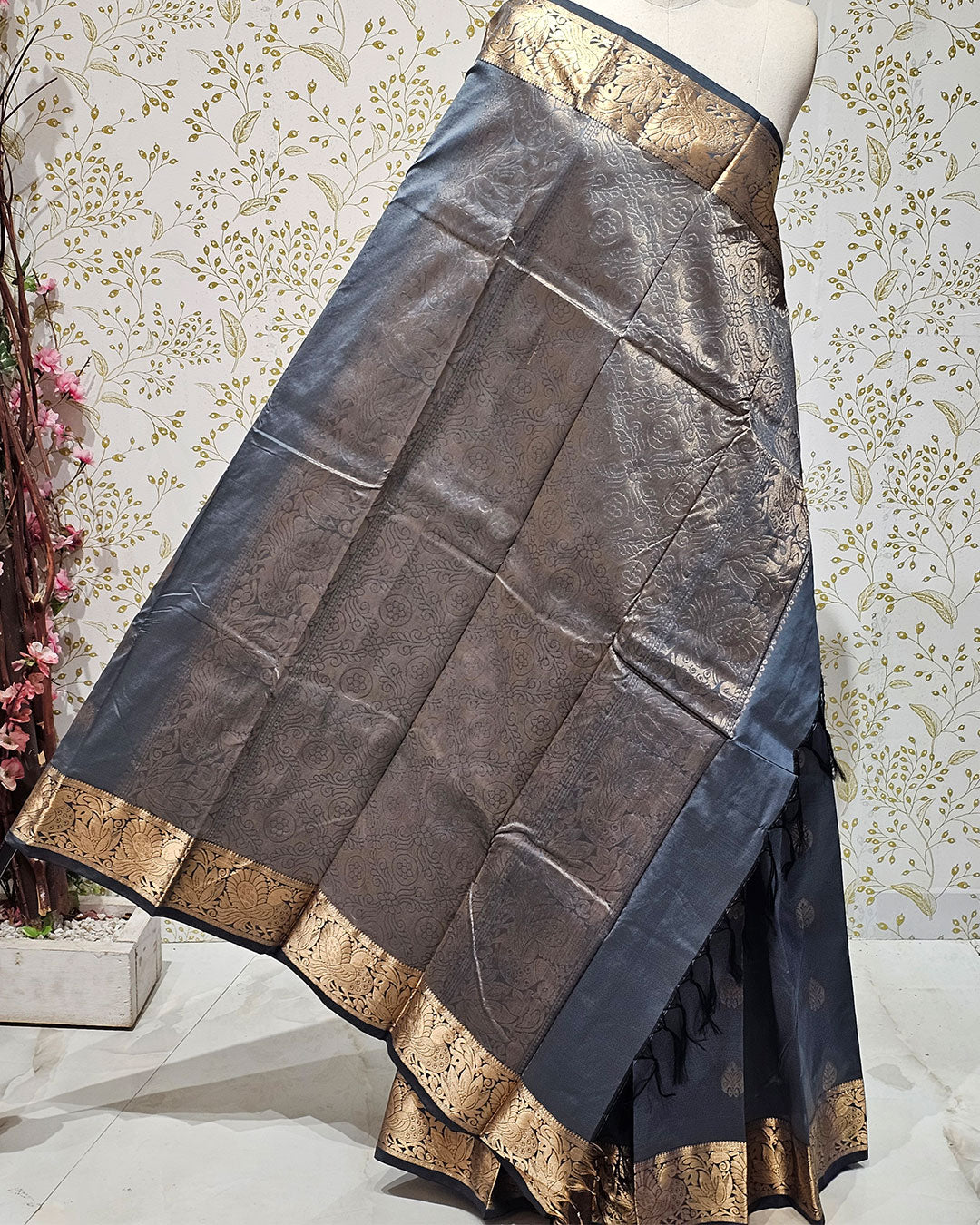 Kanjivaram Silk Saree  Light Gold Jari Butti with 4-Inch Border & Brocade Pallu