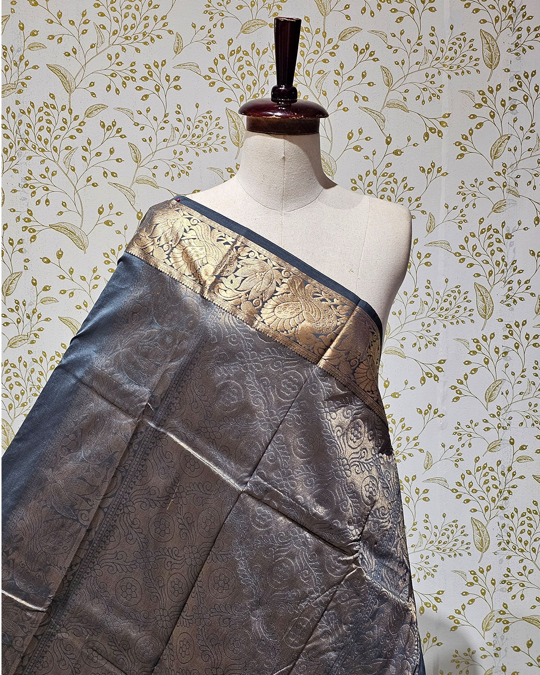 Kanjivaram Silk Saree  Light Gold Jari Butti with 4-Inch Border & Brocade Pallu