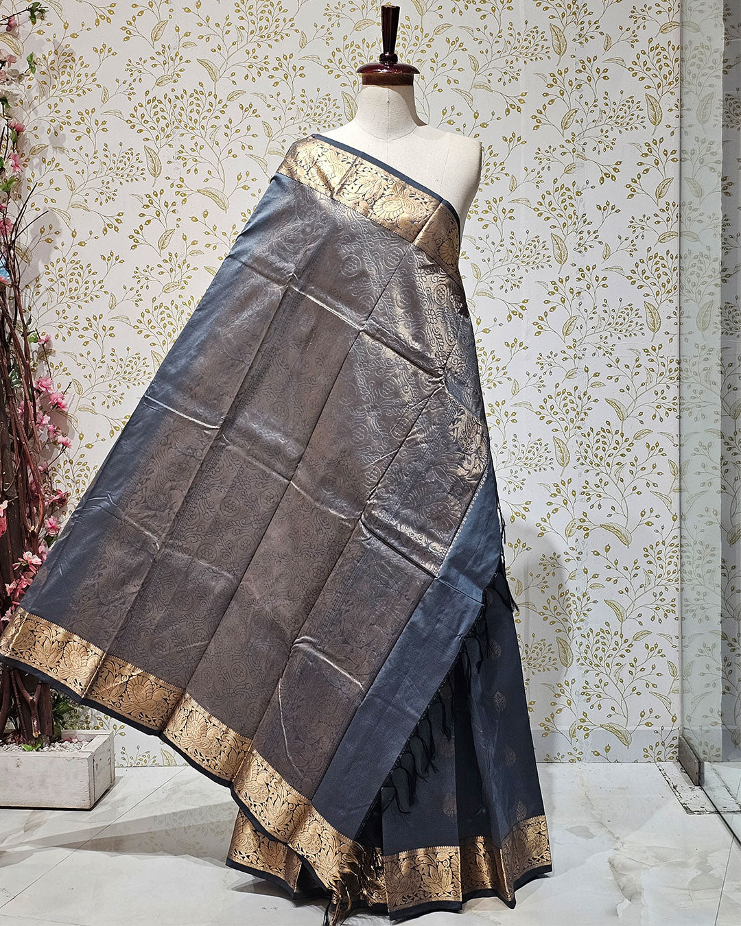 Kanjivaram Silk Saree  Light Gold Jari Butti with 4-Inch Border & Brocade Pallu