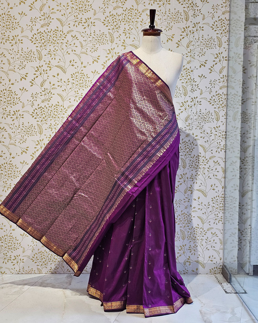 Kanjivaram Silk Saree  Light Gold Jari Meena Butti with Small Border & Brocade Pallu
