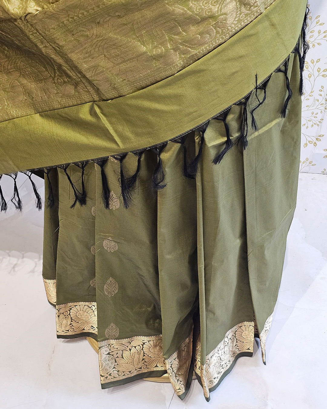 Kanjivaram Silk Saree  Light Gold Jari Butti with 4-Inch Border & Brocade Pallu