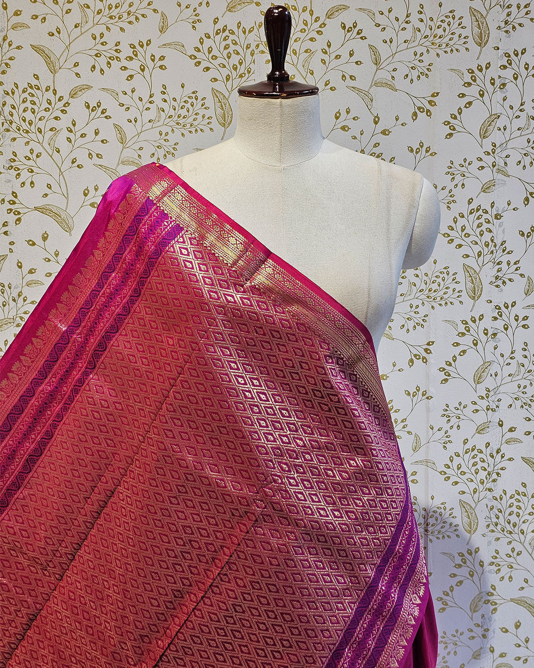 Kanjivaram Silk Saree  Light Gold Jari Meena Butti with Small Border & Brocade Pallu