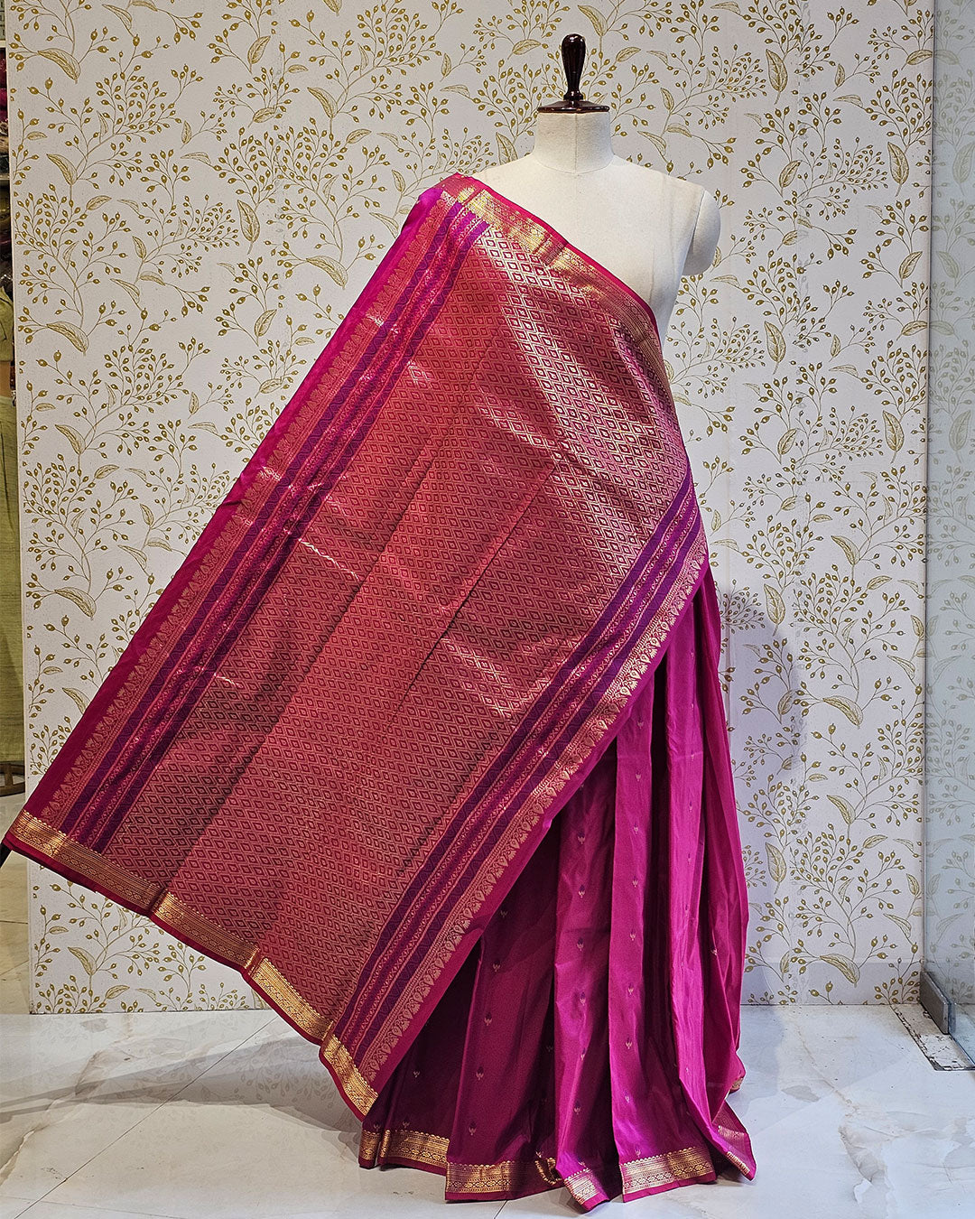 Kanjivaram Silk Saree  Light Gold Jari Meena Butti with Small Border & Brocade Pallu