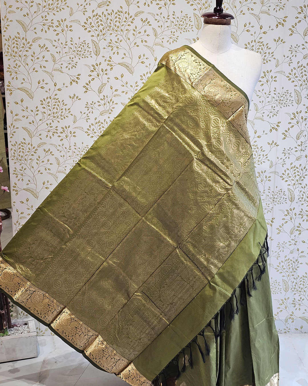 Kanjivaram Silk Saree  Light Gold Jari Butti with 4-Inch Border & Brocade Pallu