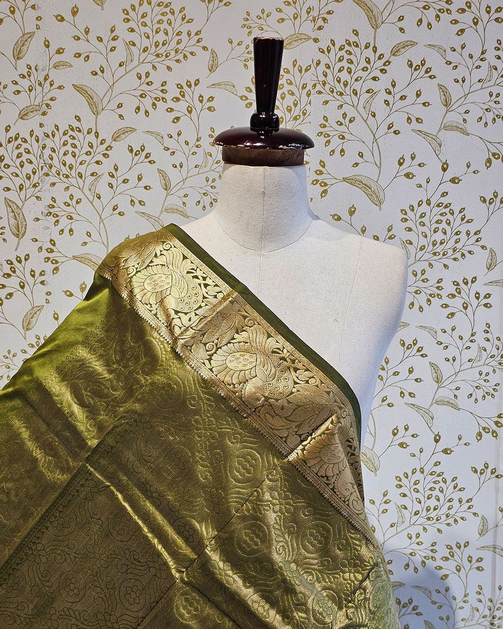 Kanjivaram Silk Saree  Light Gold Jari Butti with 4-Inch Border & Brocade Pallu