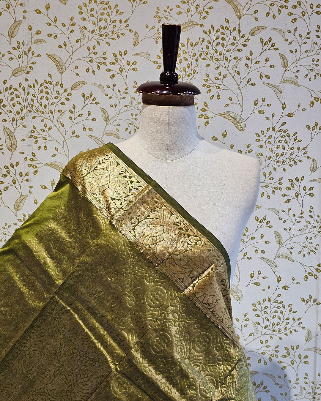 Kanjivaram Silk Saree  Light Gold Jari Butti with 4-Inch Border & Brocade Pallu
