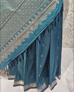 Kanjivaram Silk Saree Light Gold Jari Butti with Temple Small Border & Brocade Pallu