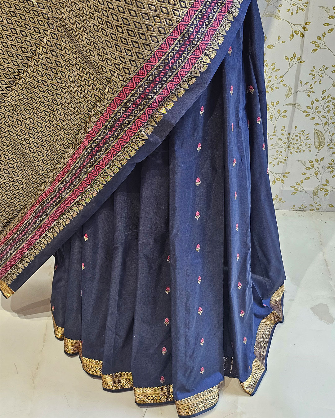 Kanjivaram Silk Saree  Light Gold Jari Meena Butti with Small Border & Brocade Pallu