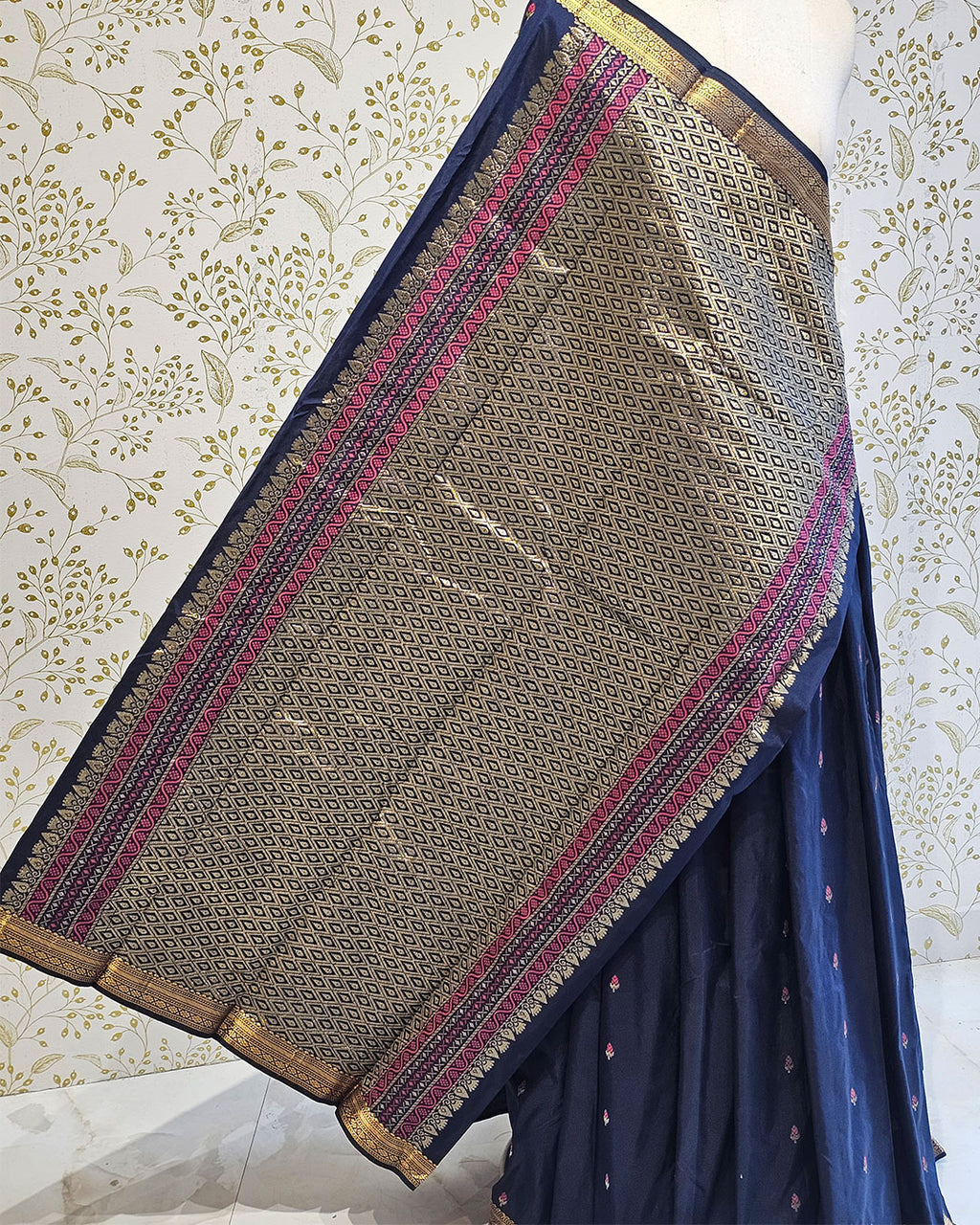 Kanjivaram Silk Saree  Light Gold Jari Meena Butti with Small Border & Brocade Pallu