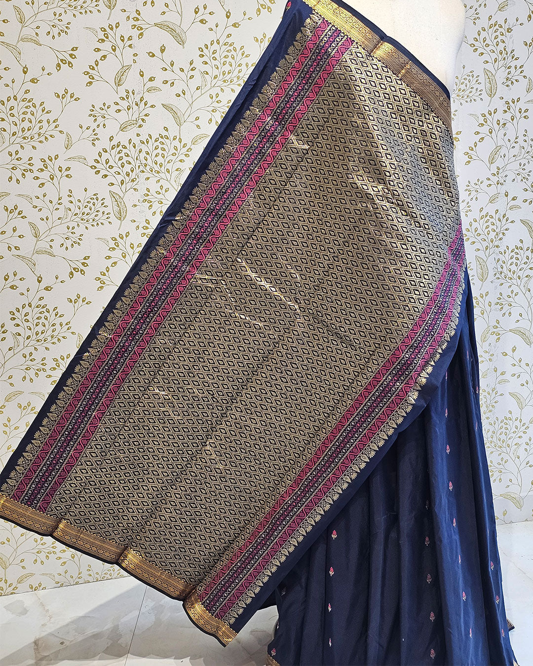 Kanjivaram Silk Saree  Light Gold Jari Meena Butti with Small Border & Brocade Pallu