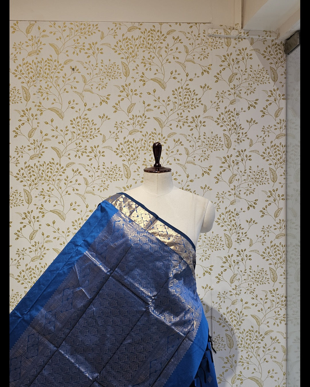 Kanjivaram Silk Saree  Light Gold Gulchadi Butti with Fancy Small Border & Brocade Pallu
